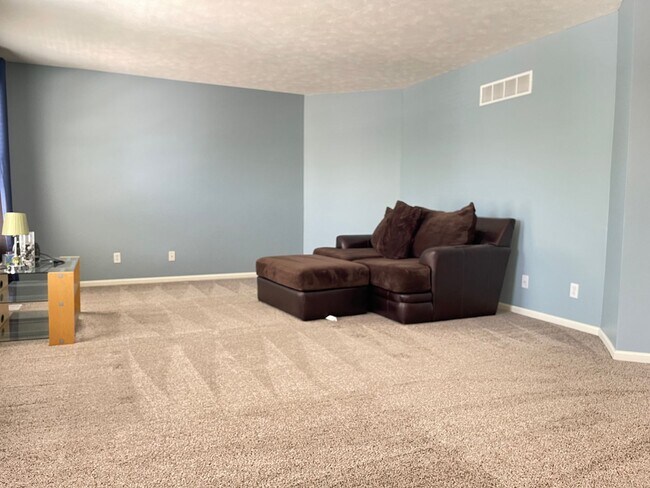 Building Photo - Move-in special. Beautiful 4 bed 2.5 bath 3000+sq ft