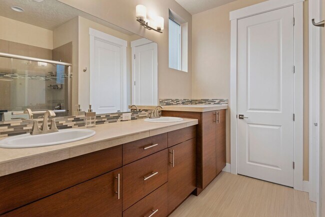 Building Photo - For Rent: Furnished Executive Home in Bend, OR – Prime Location!