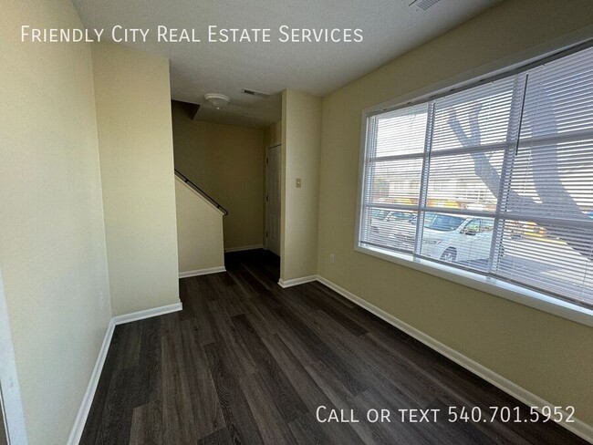 Building Photo - Recently updated 2 bedroom, 1.5  bath Town...