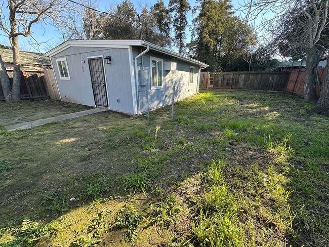 Building Photo - Beautiful Remodeled 2 bed, 1 Bath Back Lot Unit