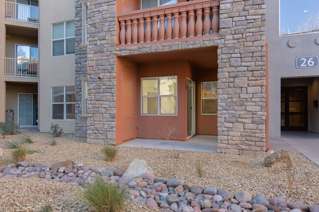 Building Photo - Great 2 Bed 2 Bath Condo in Guard Gated Co...