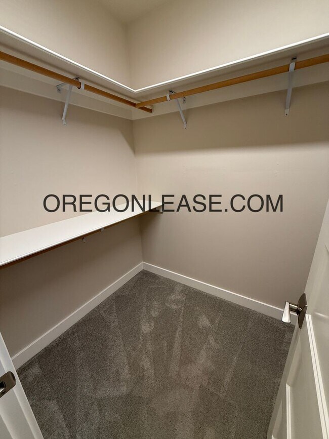 Building Photo - 4 bedroom 2 bath 1650 sqft Springfield home