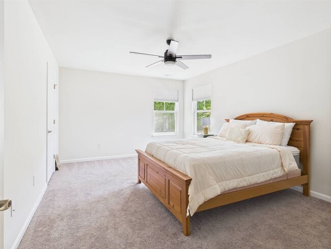 Building Photo - Stunning 5 Bedroom 4.5 Bathroom Located in...