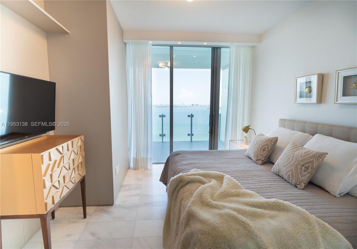 Building Photo - 700 NE 26th Terrace