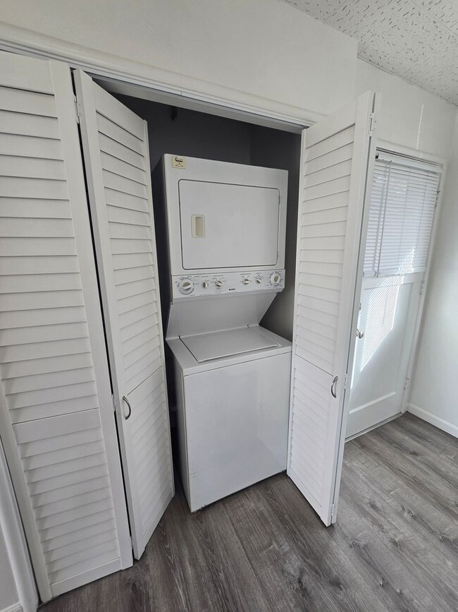 Building Photo - Beautifully Remodeled 2nd Floor Unit near downtown Martinez...