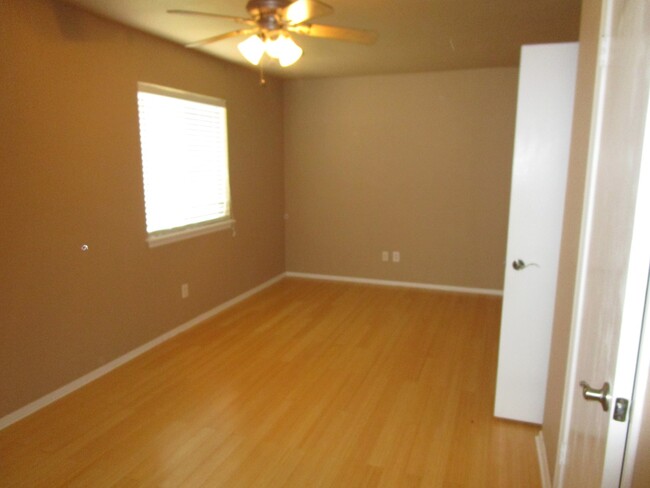 Building Photo - (2) Bed/(2.5) Bath Townhome Avail Now! Poo...