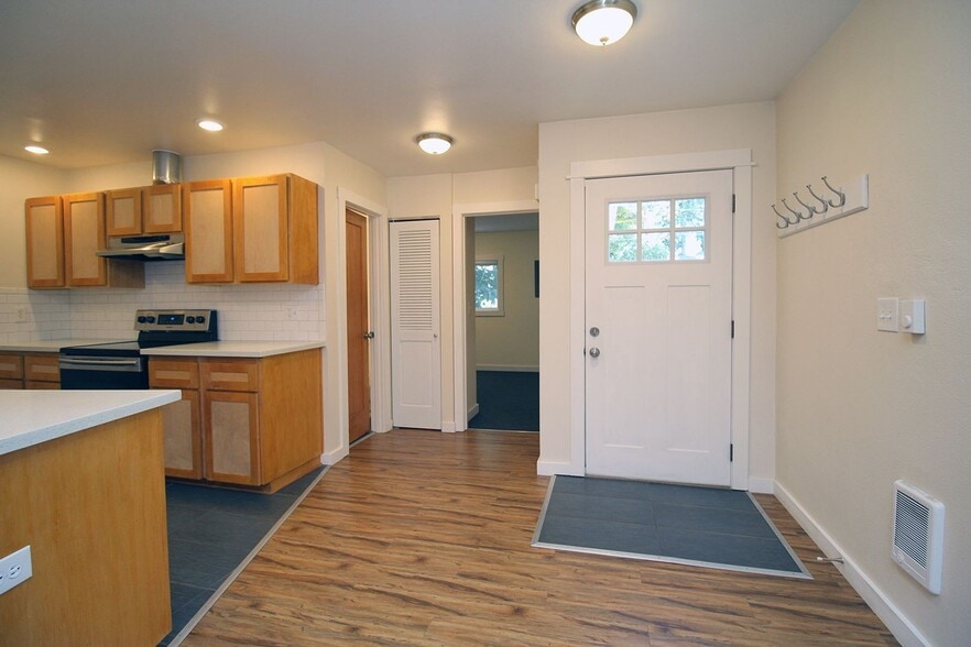 Building Photo - 6214 SE 51st Ave