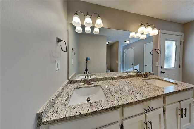 Building Photo - 208 Emerald Cove Ln