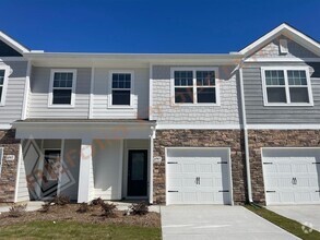 Building Photo - Great Opportunity! Lovely 3 Bedroom 2.5 Ba...