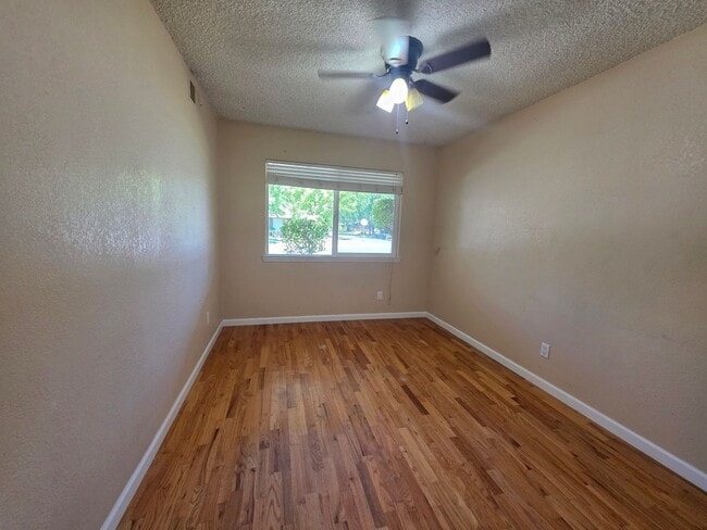 Building Photo - Single story home close to freeway access!