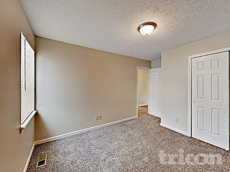 Building Photo - 8420 Country Club Blvd