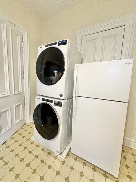 Building Photo - 573 Bloom St