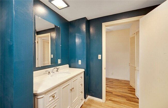 Building Photo - Updated 1-Bedroom Condo with Garage, Pool & Patio in Prime Fullerton Location