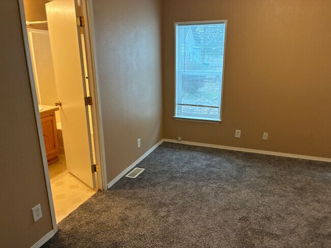 Building Photo - Country living, close to town!!!