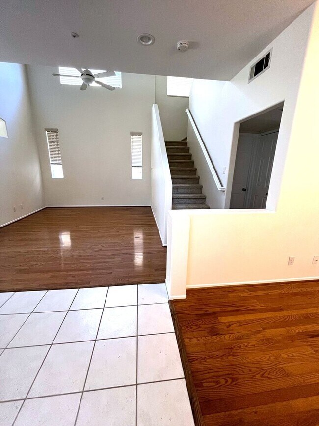 Building Photo - ***SPACIOUS 4 BEDROOM | 3 BATH TOWNHOUSE W...