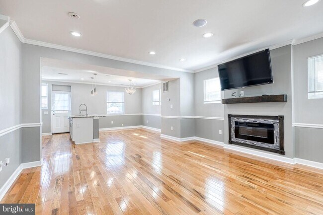 Building Photo - Welcome to this beautifully renovated 4bd 2bth end-of-group townhome in Baltimore!