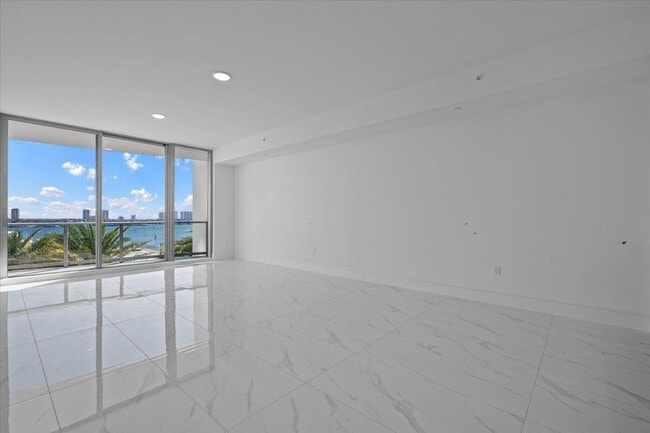 Building Photo - 220 Lake Shore Dr