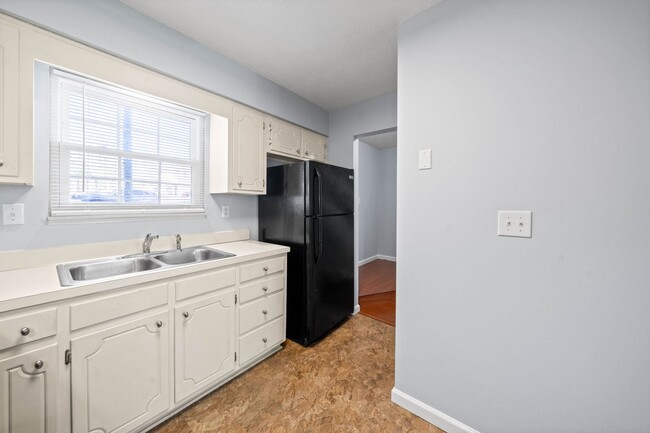 Building Photo - 2 Bedroom Condo For Rent Near Post!