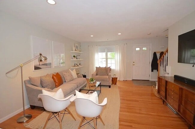 Building Photo - Large 2 BR w/ 1 Full and 2 Half Baths in Rockland