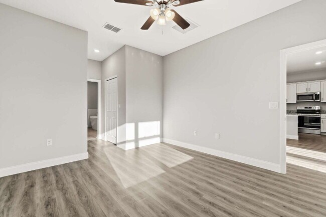 Building Photo - Nearly New 4BR Home Available Now in SW Ocala