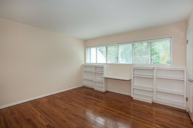 Building Photo - 12 N Ridge Rd