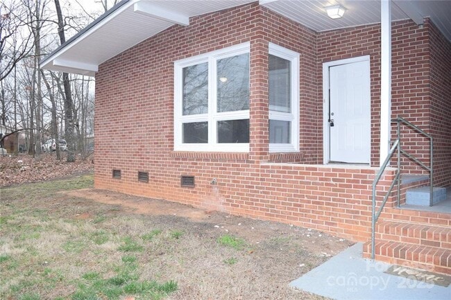 Building Photo - Charming 3 Bed 2 Bath Brick Home with Reno...