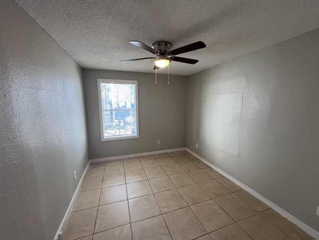Building Photo - 3 bedroom/1 bathroom close to I10 and I35