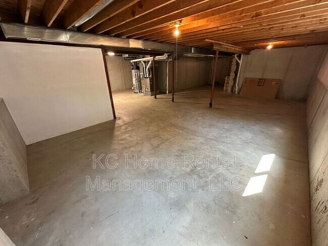 Building Photo - 5605 W 153rd Terrace