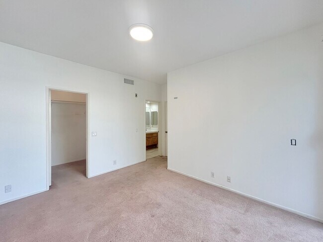 Building Photo - Beautiful 2BD/2BA W/ A/C, In-Unit Laundry, and Reserved Parking in Mission Valley!