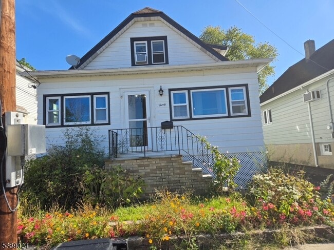 Primary Photo - 30 Zeliff Ave