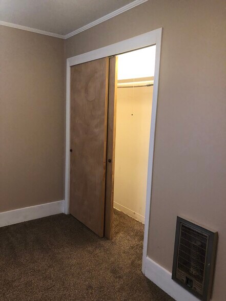 Closet 1 - 213 E Walnut St