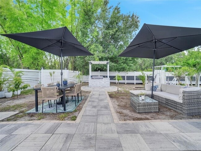 Building Photo - 4754 Lake Shore Dr