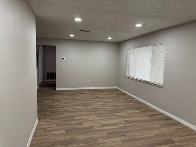 Building Photo - Spacious 3BR/2BA Duplex – Fresh Remodel, P...