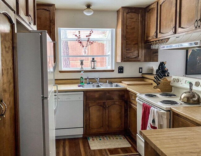 Building Photo - New to the Rental Market! FURNISHED Custom 3 Bdrm Hm w/Garage