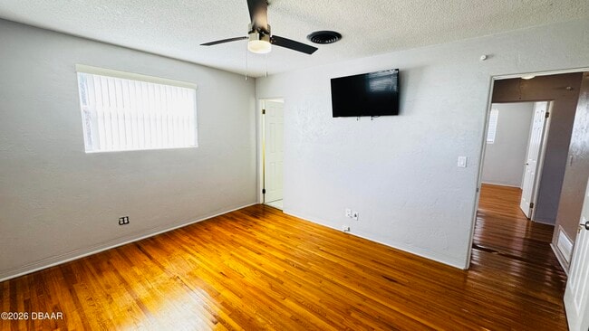 Building Photo - 921 N Wild Olive Ave