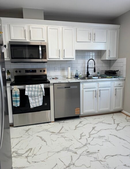 Kitchen - 202 Huntington Ln