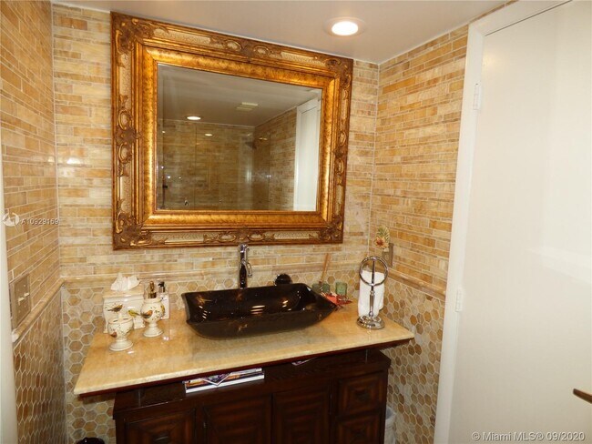 Building Photo - 1523 E Hillsboro Blvd