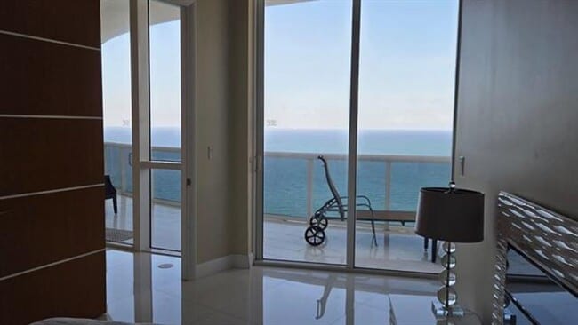 Building Photo - 15811 Collins Ave