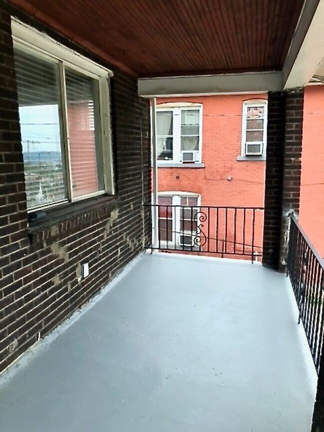 Building Photo - *** Swissvale * Beautiful & Spacious 4 Bedroom / 2 Bath House * Large Fenced in Backyard * Pet Fr...