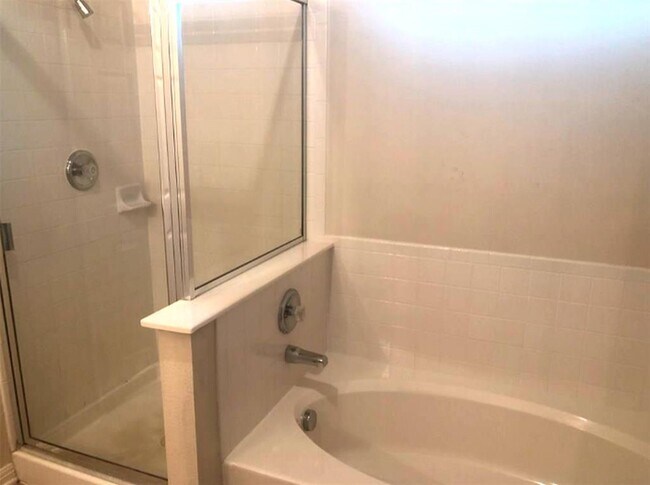 Building Photo - 1009 Middle Brook Dr