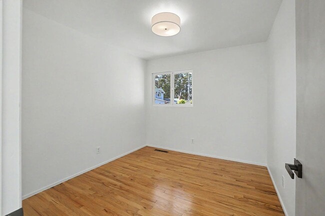 Building Photo - Rare 3 Bed, 2 Bath Home in Upper Seaside Cul-de-Sac with Spacious Yard