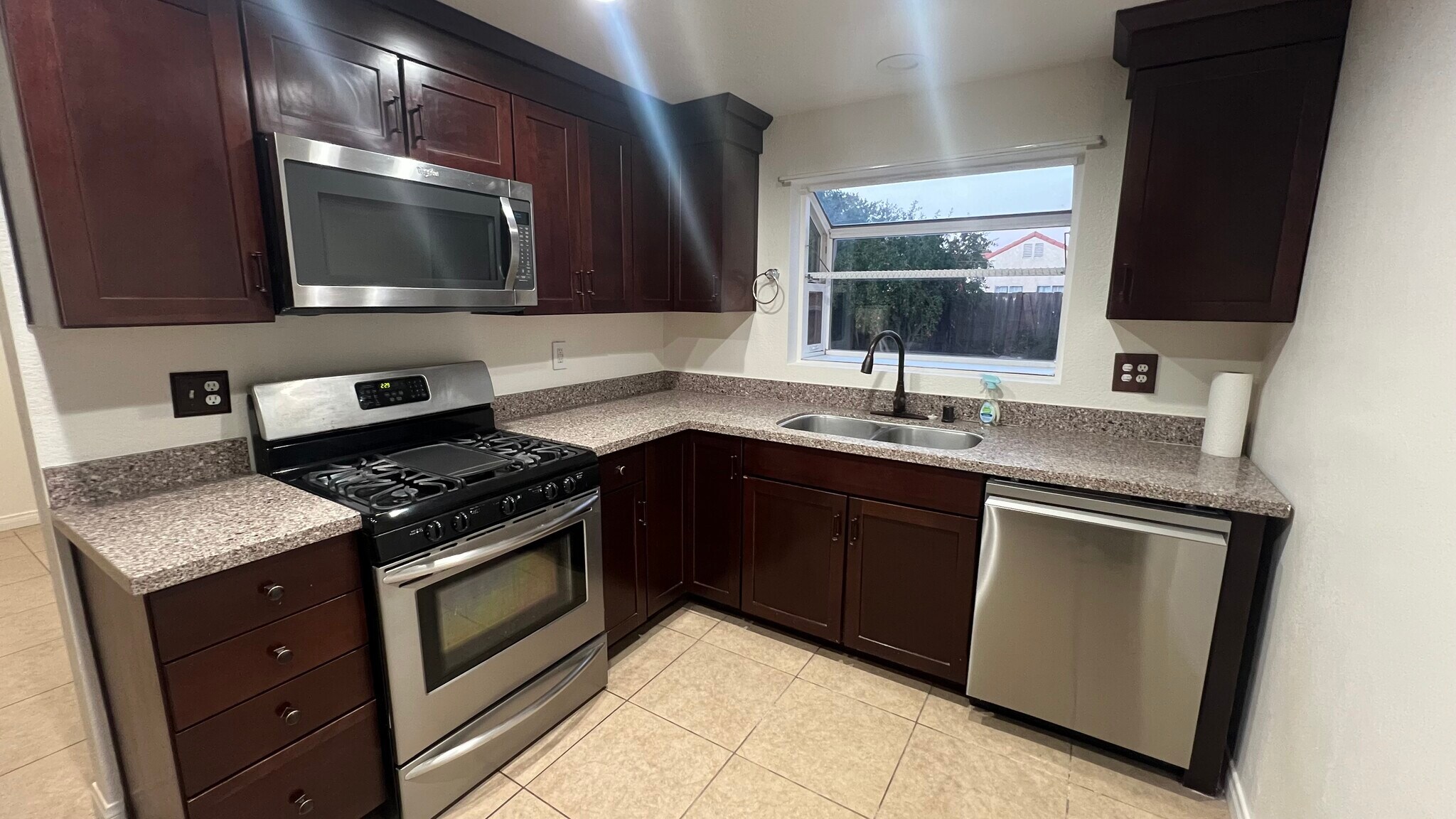 kitchen area - 38238 La Loma Ave