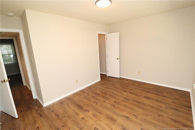 Building Photo - 3905 Lexington Dr