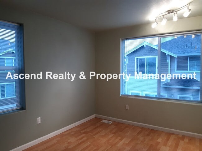Building Photo - Sexton Mtn 3 Bed End Unit Townhome, Huge G...