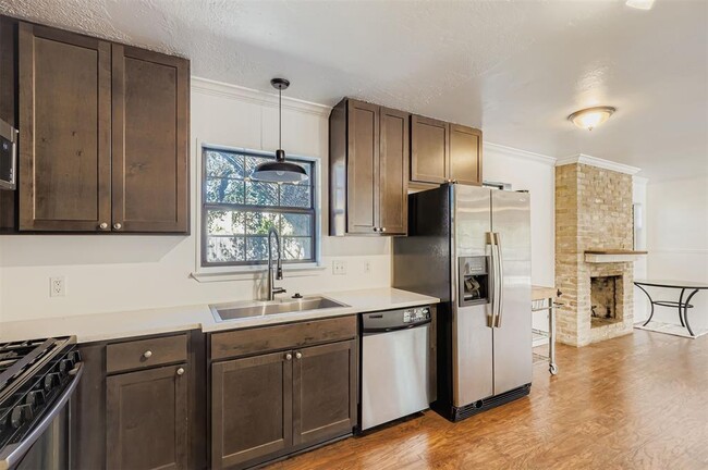 Building Photo - 5702 Fairlane Dr