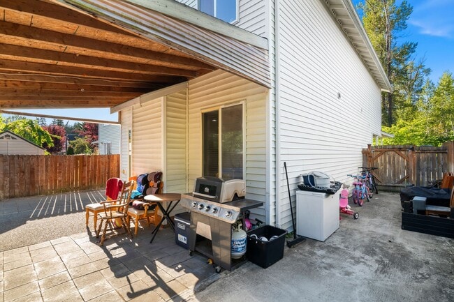 Building Photo - 3 Bedroom, 2.5 Bathroom 2 Story House