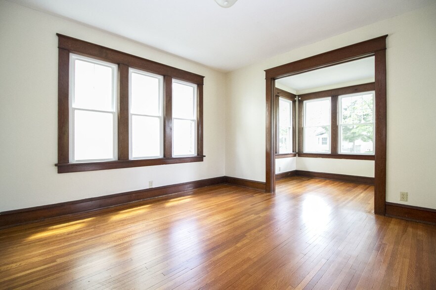 Building Photo - 701 Hampton Ave