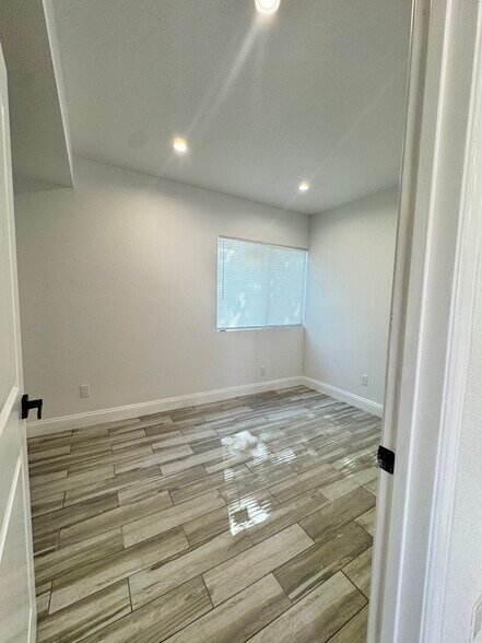 Building Photo - 9490 Obeck Ave