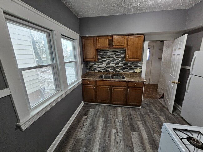 Building Photo - 440 E 115th St