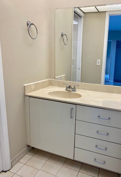 main bathroom - 1750 W 46th St